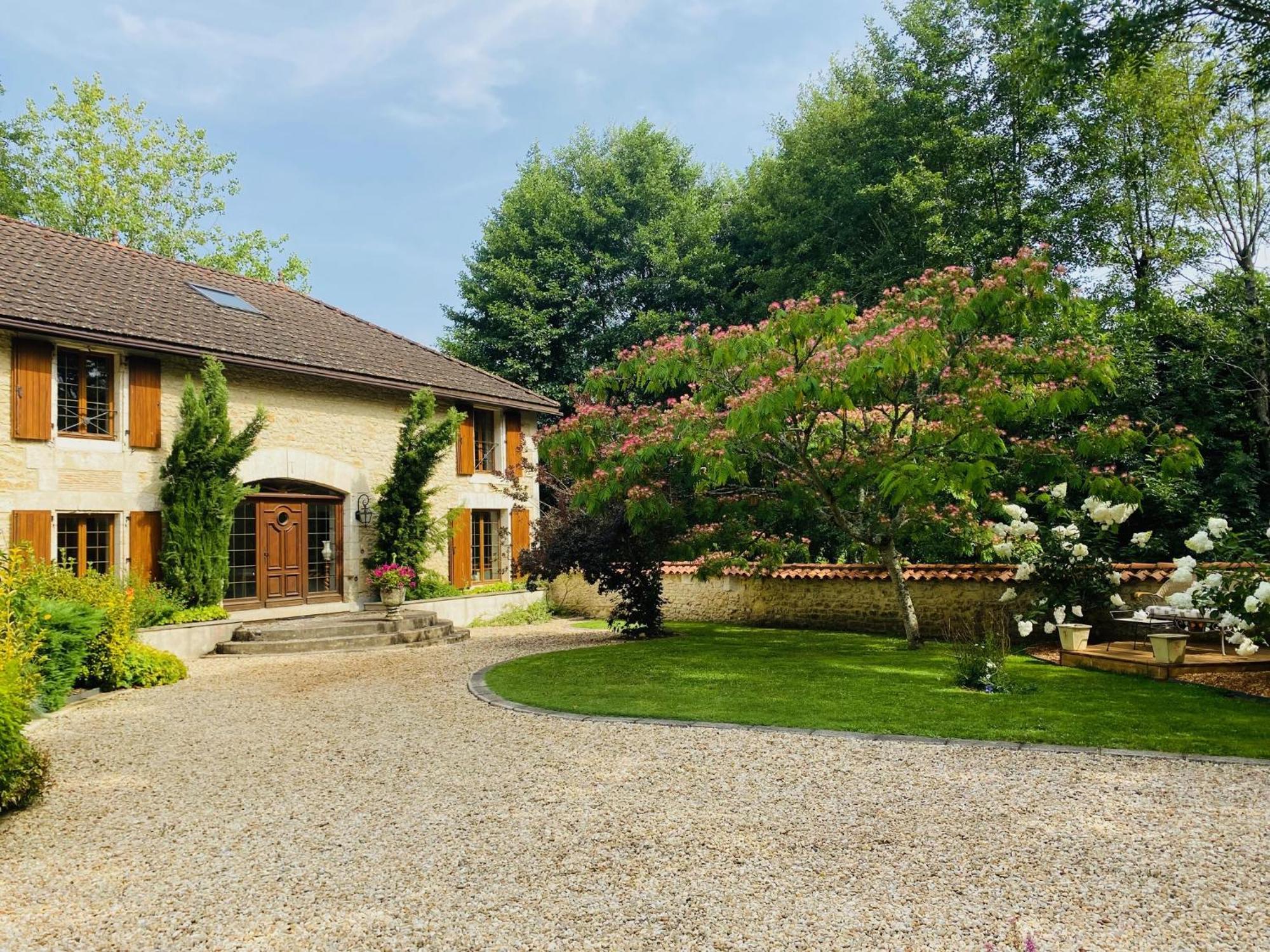 Moulin Du Fontcourt Bed & Breakfast Chasseneuil-sur-Bonnieure Eksteriør bilde