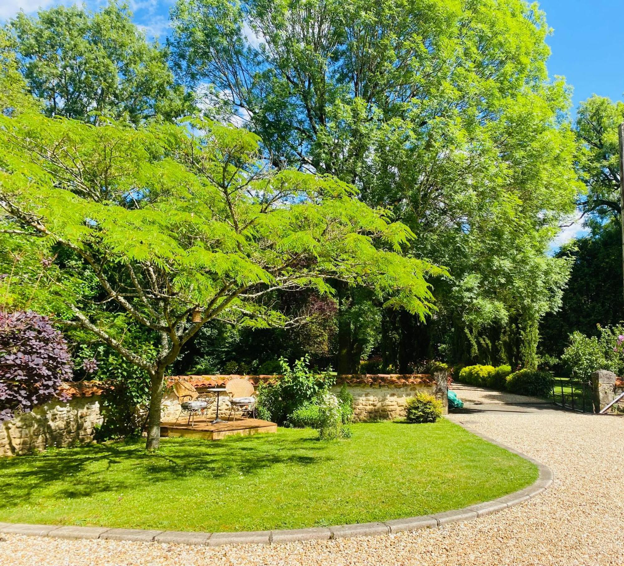 Moulin Du Fontcourt Bed & Breakfast Chasseneuil-sur-Bonnieure Eksteriør bilde