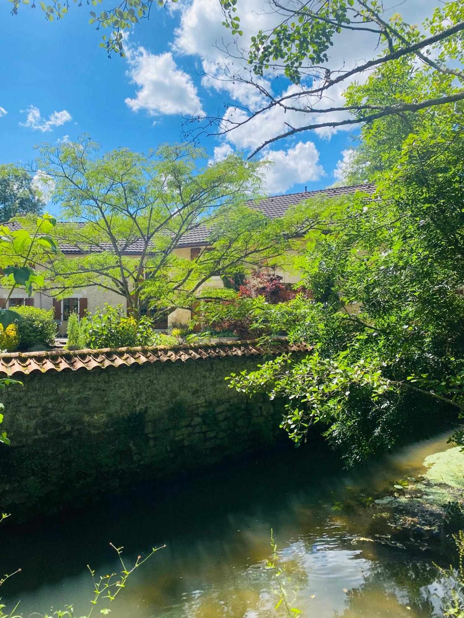 Moulin Du Fontcourt Bed & Breakfast Chasseneuil-sur-Bonnieure Eksteriør bilde